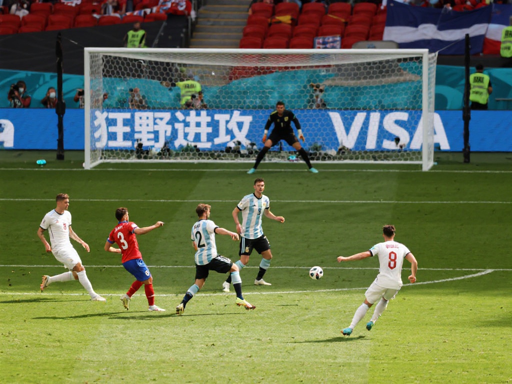 虎娘日报：云顶曝出KDA不朽阿狸小小英雄 BLG完全体展示压迫感